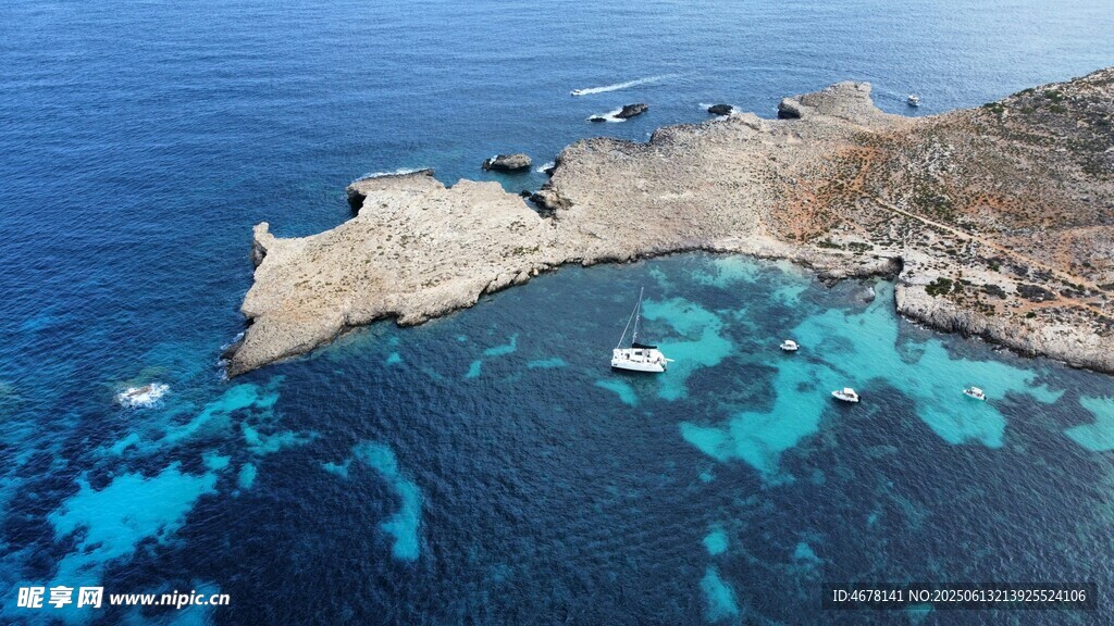 美丽海岛蓝色海域景观