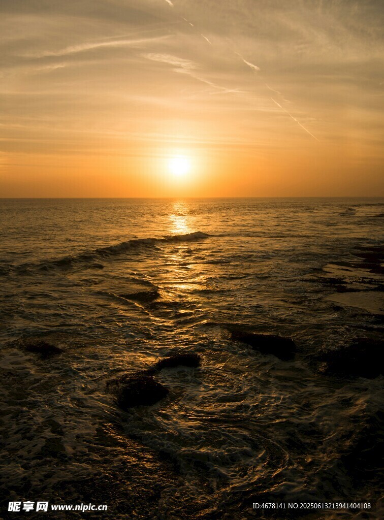 海边日落沙滩脚印美景