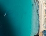 俯瞰碧海白船海岸线