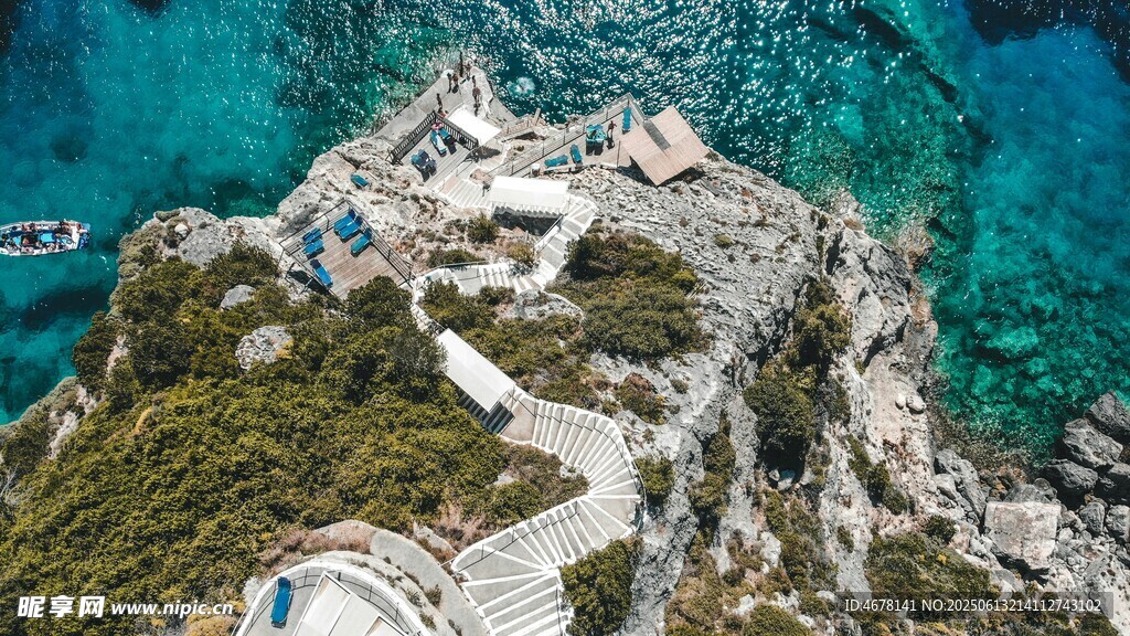 悬崖上的古老建筑与碧海