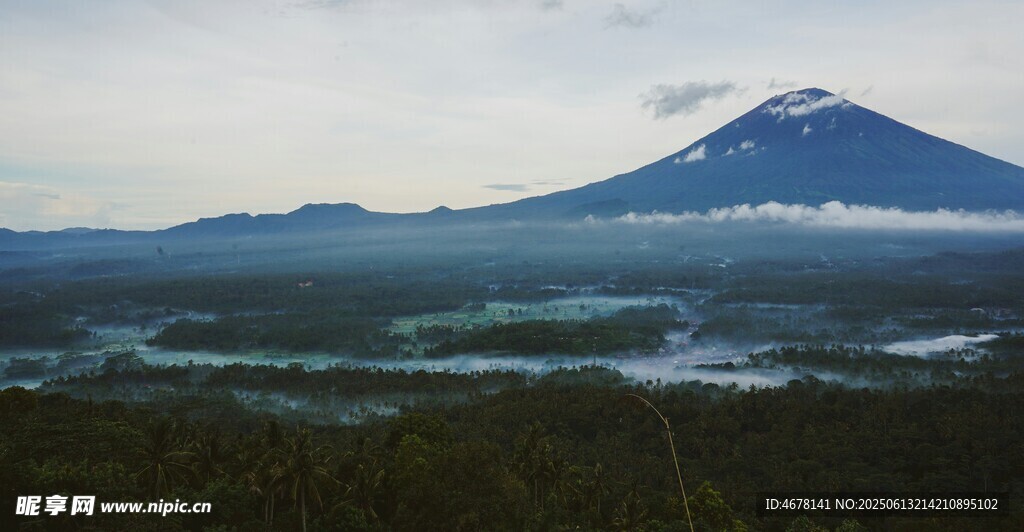 富士山下的壮美自然景观