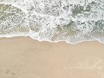 海浪轻吻沙滩的美丽瞬间