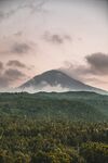 山林间的朦胧远山美景