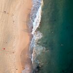 俯瞰美丽海滩与海浪