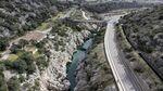 蜿蜒公路穿行山间河谷