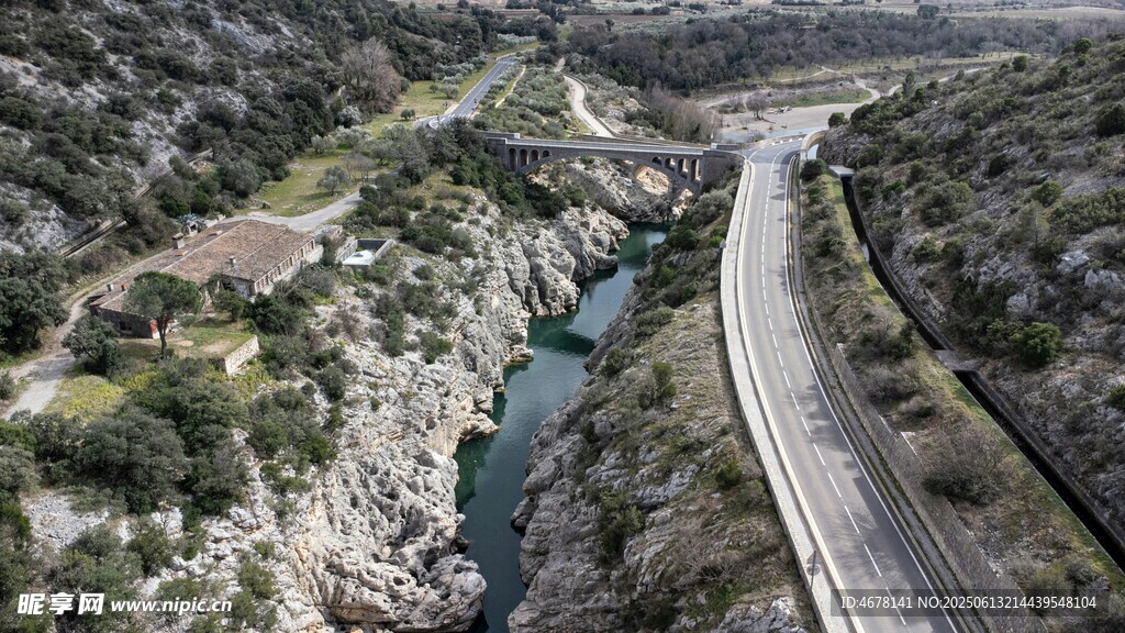 蜿蜒公路穿行山间河谷