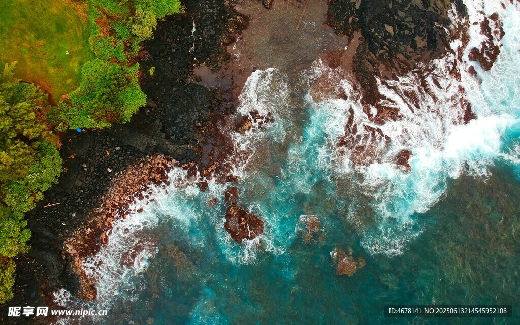 俯瞰海岸海浪拍击礁石