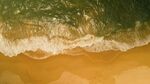 金色沙滩上的海浪