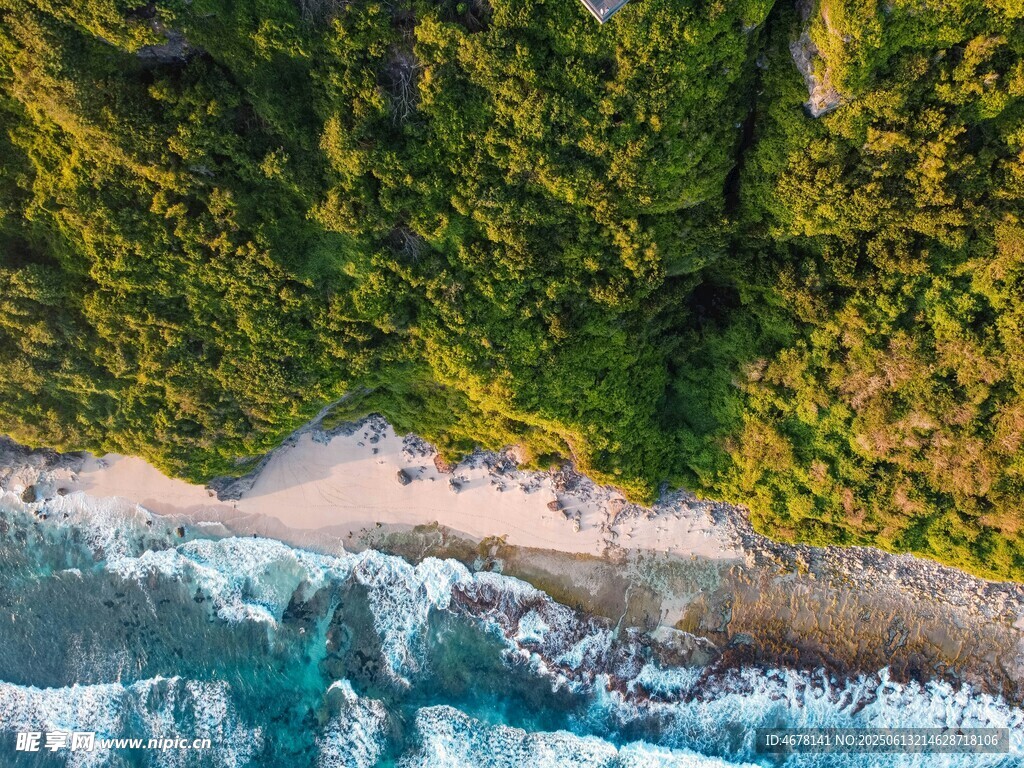 俯瞰碧海沙滩与葱郁植被