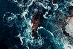 俯瞰汹涌海浪中的礁石