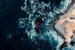 俯瞰海浪拍打沙滩