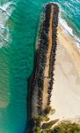 海岸防波堤与碧海沙滩