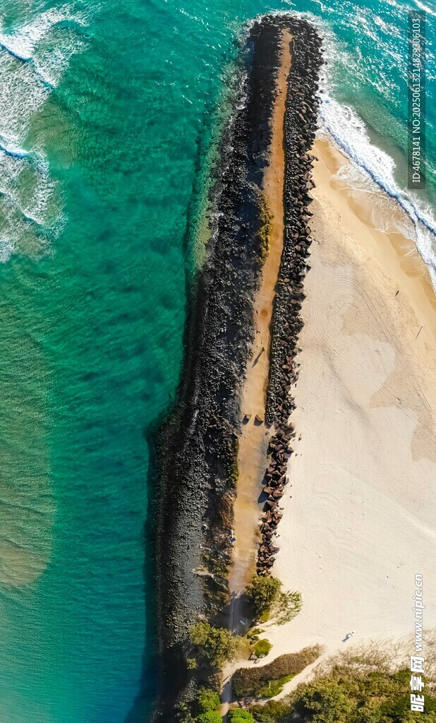 海岸防波堤与碧海沙滩