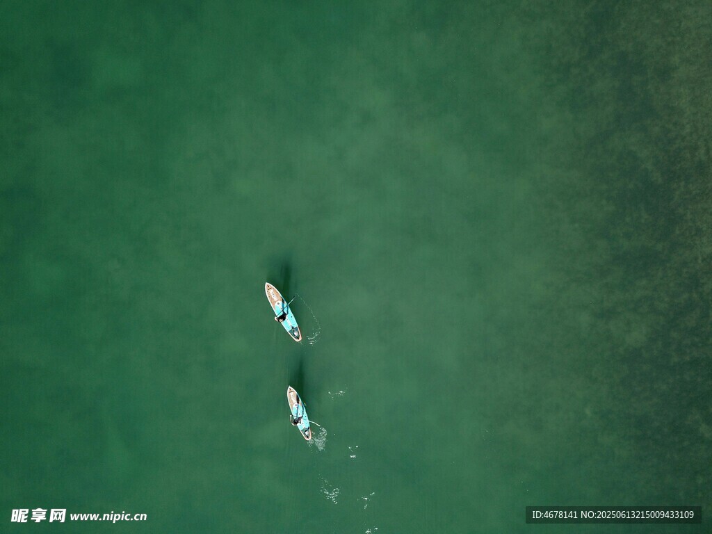 空中俯瞰海上冲浪者