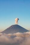 云海之上的巍峨火山