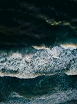 汹涌海浪展现海洋磅礴力量