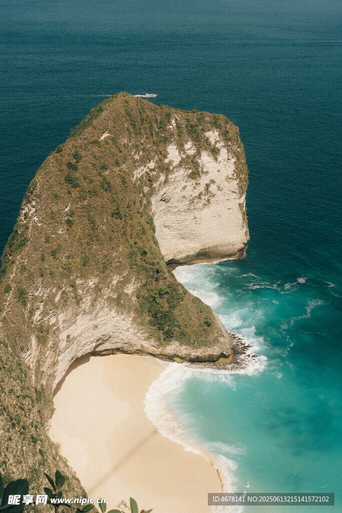 绝美海岸悬崖与碧蓝海水