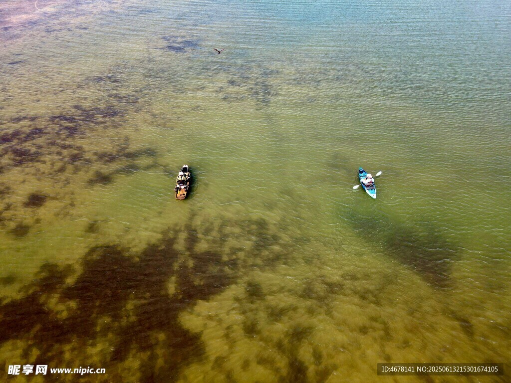 空中俯瞰浅滩上的两艘小船