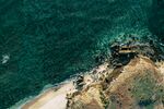 俯瞰海岸与碧蓝海水
