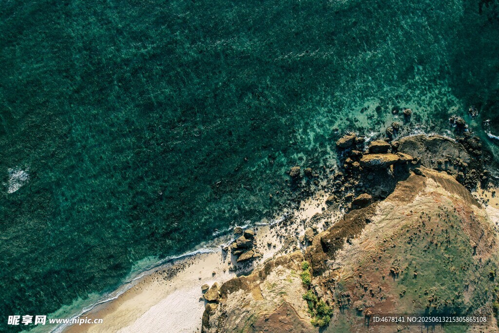 俯瞰海岸与碧蓝海水