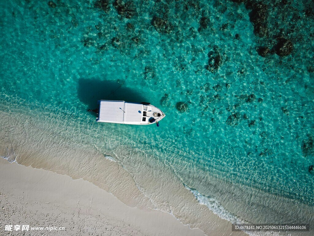 海滩边停泊的白色小船