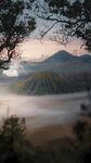山间晨雾中的壮丽火山景观