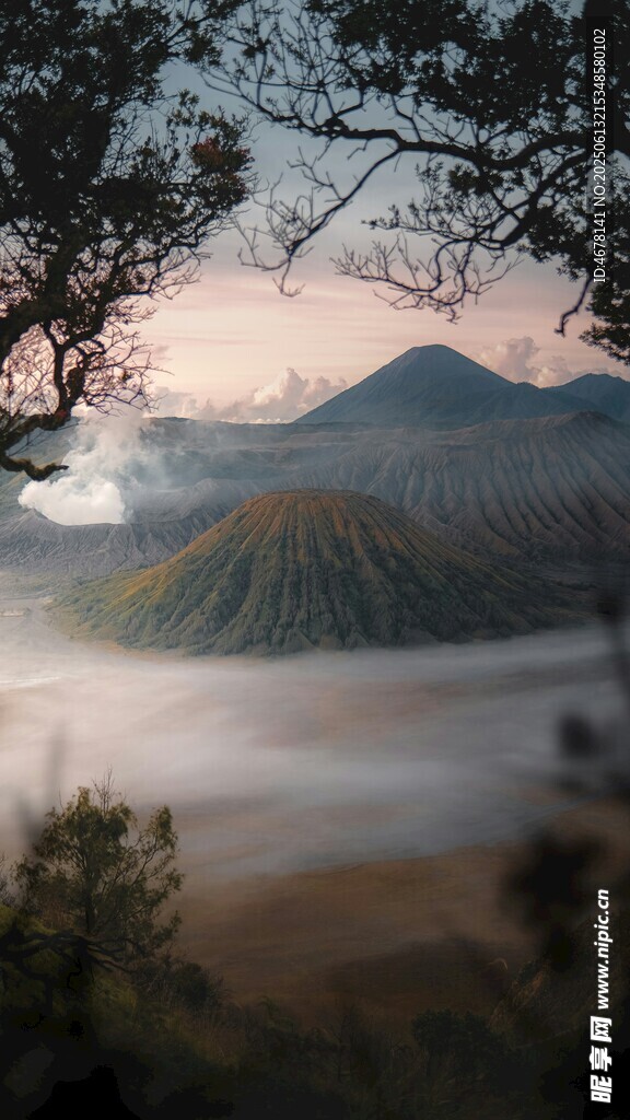 山间晨雾中的壮丽火山景观