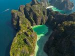 海上奇峰环绕的碧绿海湾