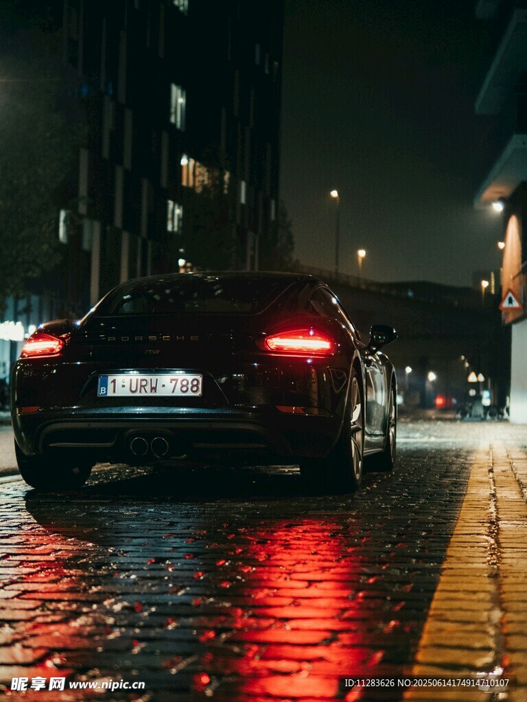夜晚街头的炫酷黑色轿车