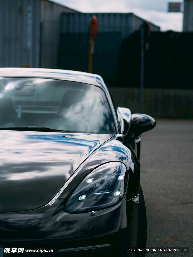 黑色酷炫跑车外观特写