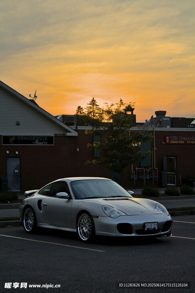 夕阳下的银色跑车