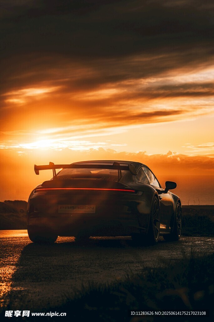 夕阳下的酷炫跑车