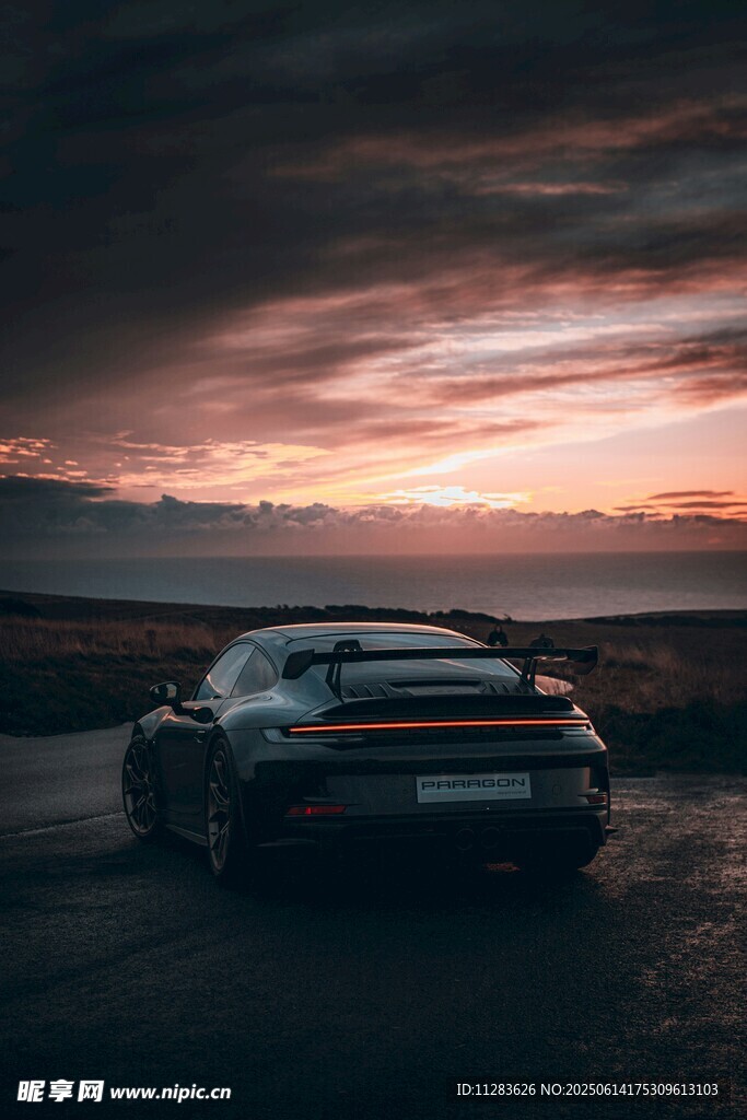 夕阳下的酷炫跑车