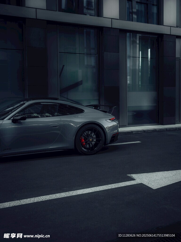 街道上的酷炫银色跑车