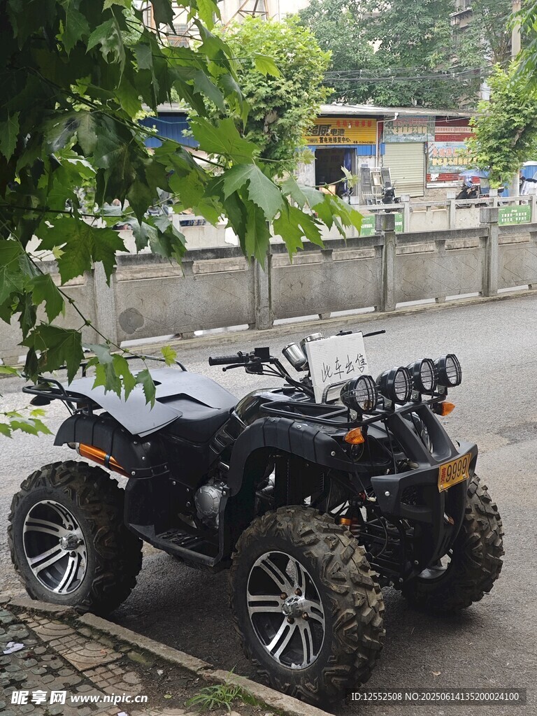 黑色四轮越野摩托车