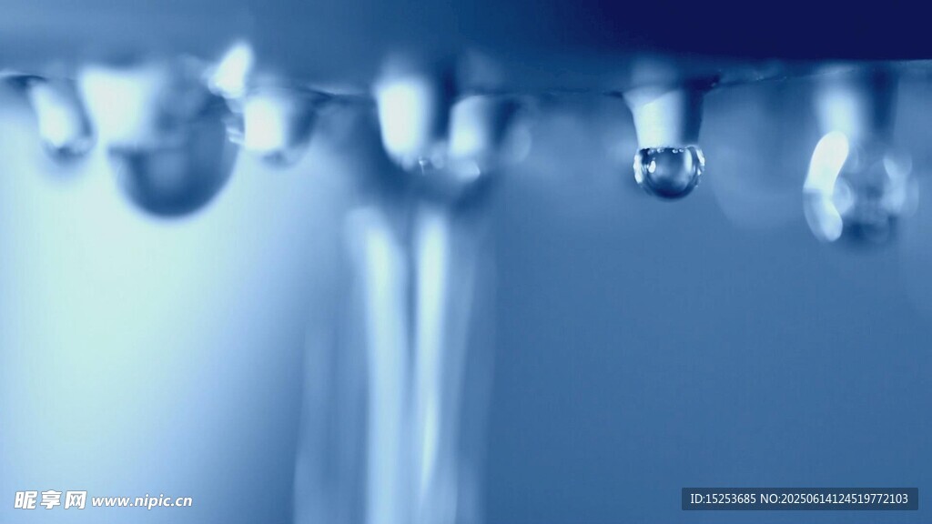 水滴落下的纯净瞬间
