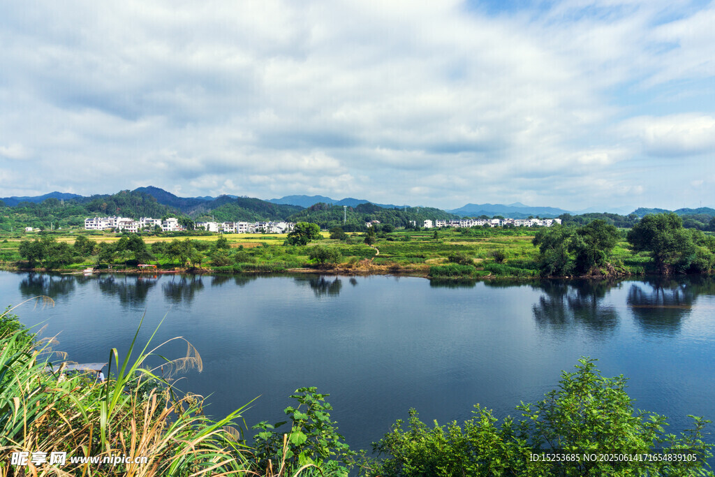 宁静湖畔自然风光美景