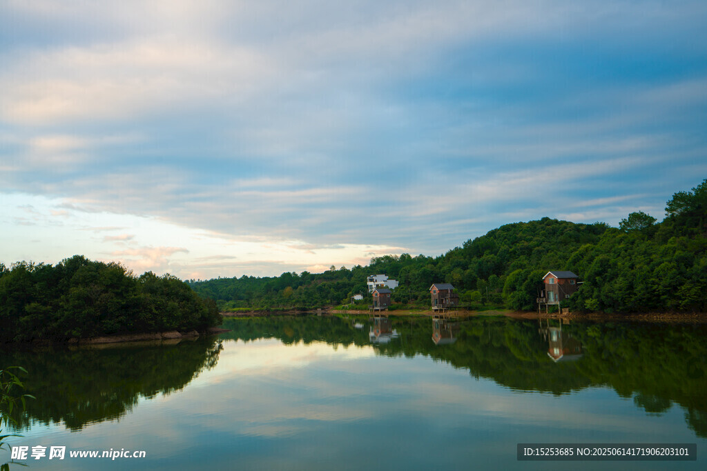 湖畔黄昏美景