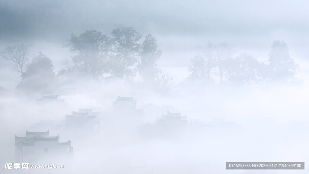 雾中朦胧山水景