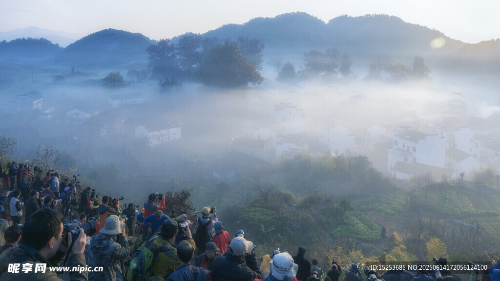 山顶观云海的热闹景象