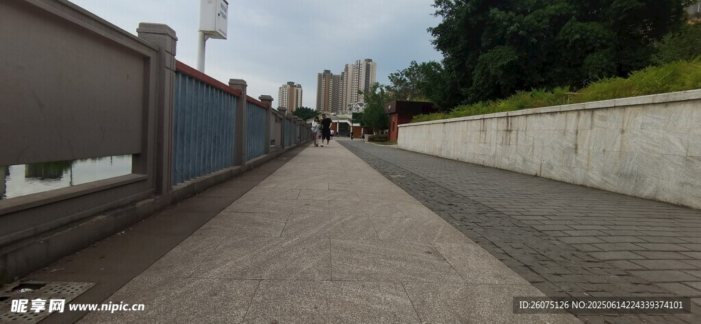 空旷道路旁的灰色围墙
