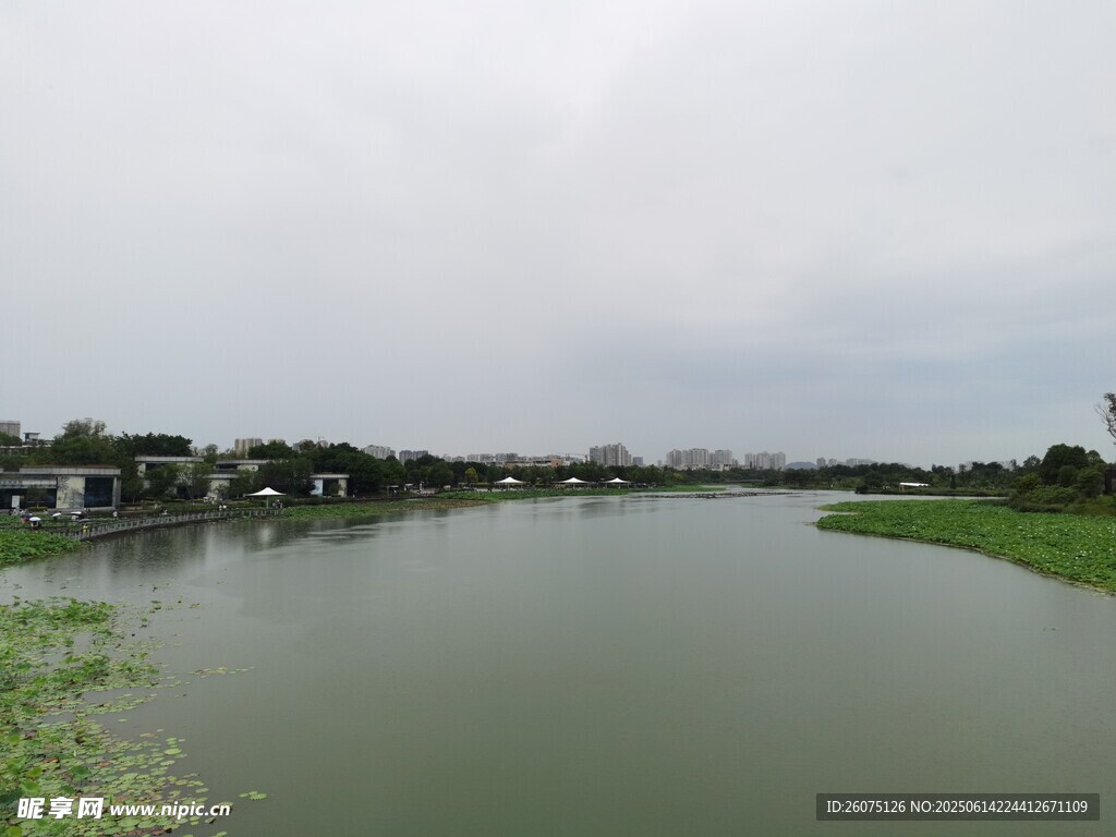 宁静河畔风光