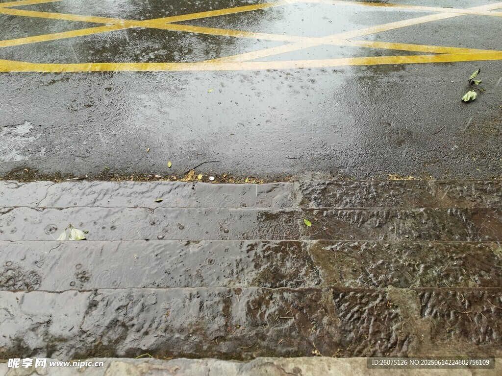 雨天路面