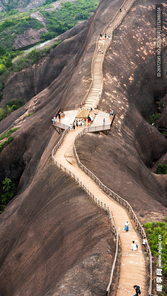 山间蜿蜒步 丹霞