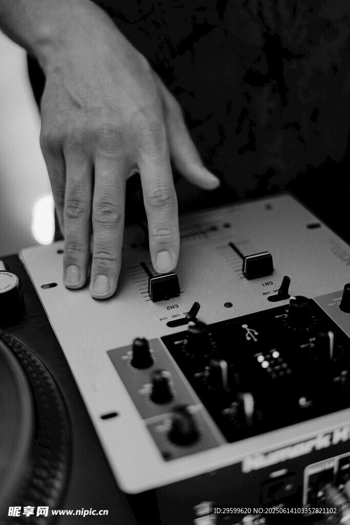 DJ手部操作混音台瞬间