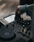DJ现场操控混音设备