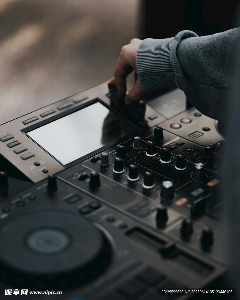 DJ现场操控混音设备