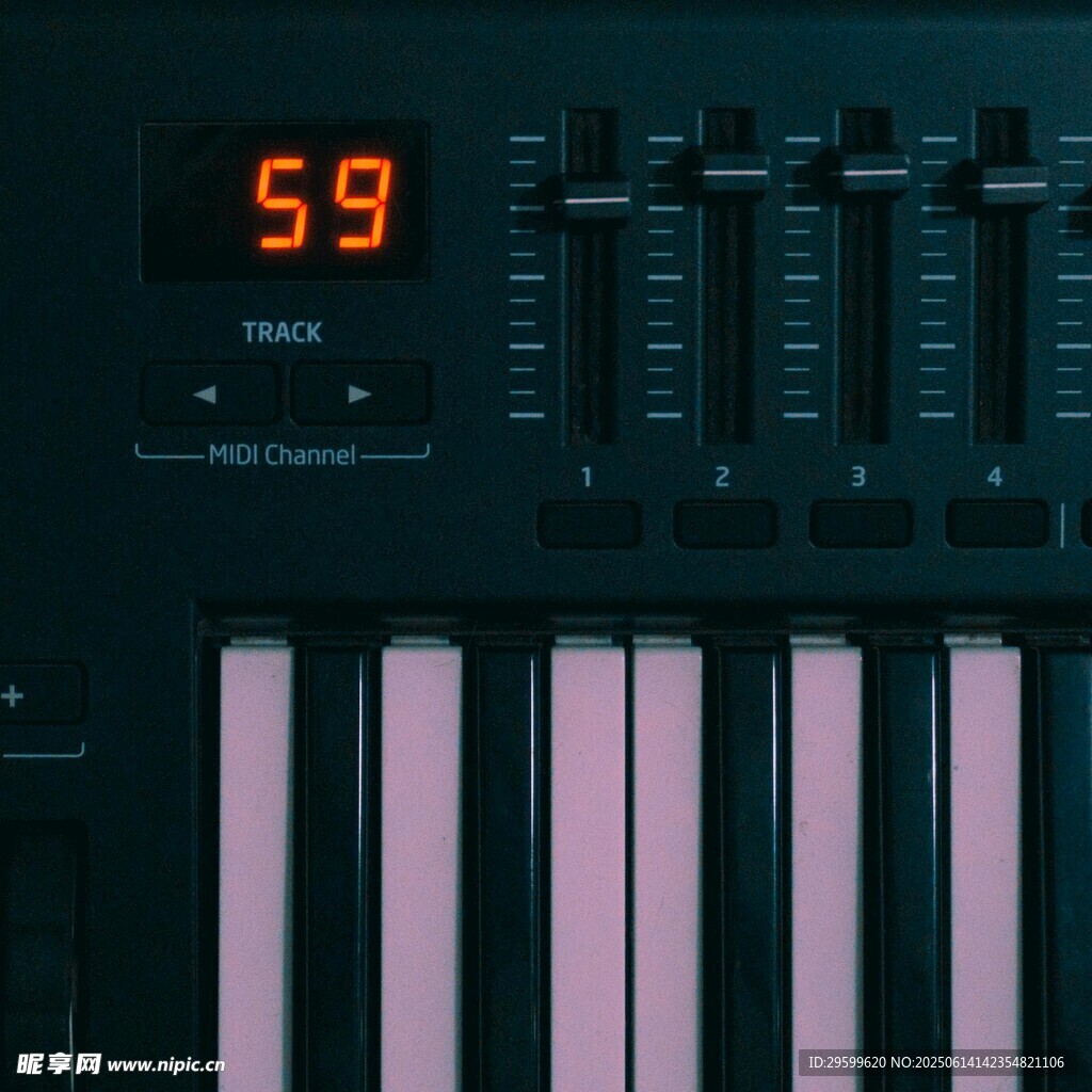 电子音乐合成器键盘特写