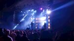 热闹的舞台演出场景