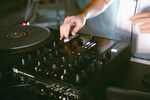 DJ现场操控混音设备